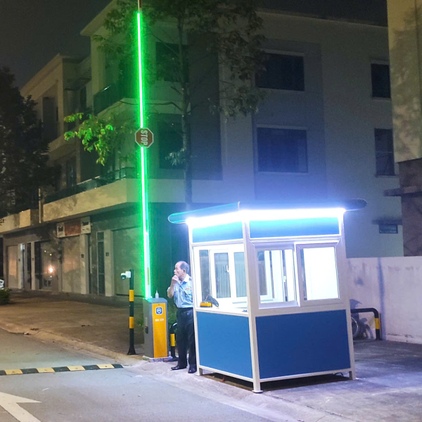 Đèn LED cảnh báo gắn dọc trên tay cần barrier