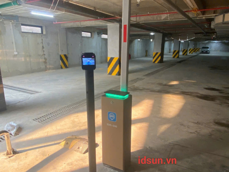 cổng barie kiểm soát ra vào bằng khuôn mặt