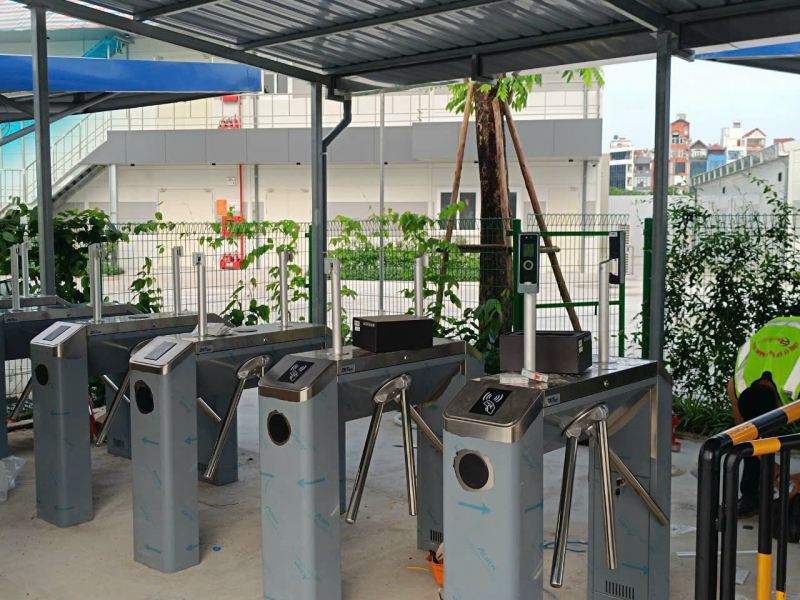 lắp cổng xoay cho công trường